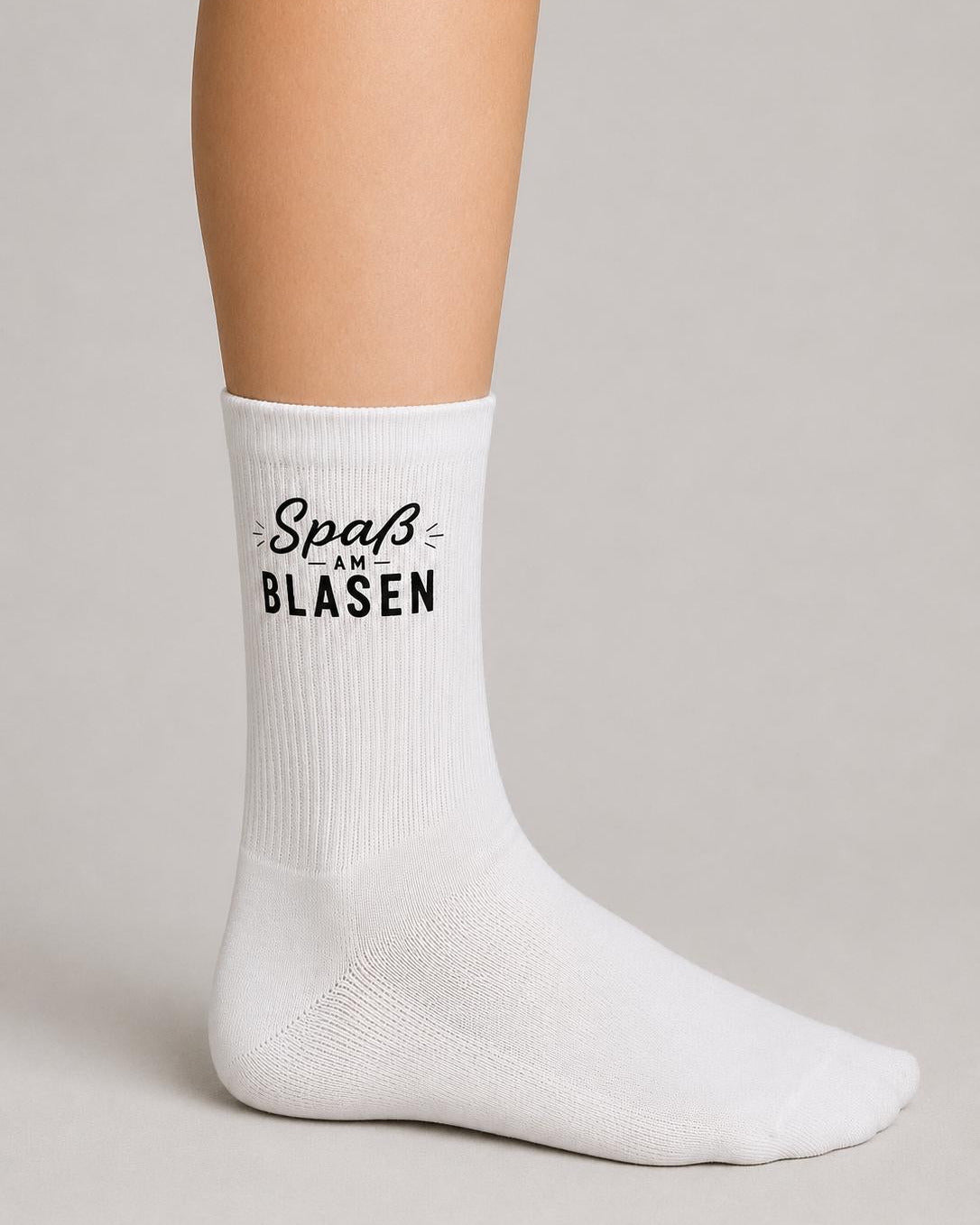 Tennissocken mit schwarzem Aufdruck "Spaß am Blasen"